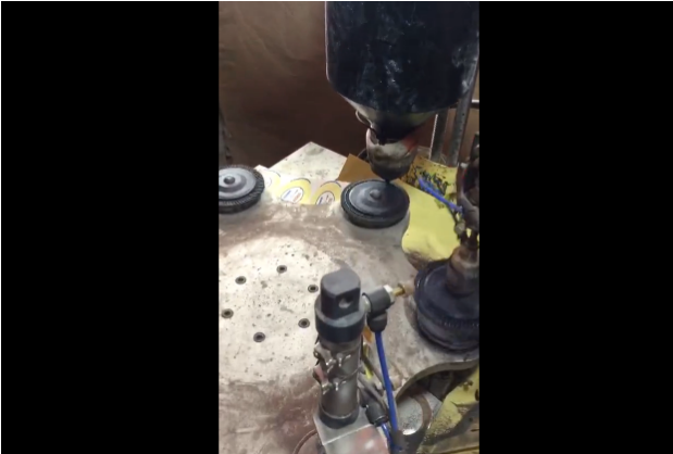 全自動百葉輪背膠機(jī)工作視頻（二）