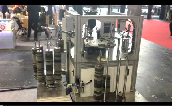 鄭州豐宏機(jī)械全自動百葉片成型機(jī)上海五金展會現(xiàn)場工作視頻