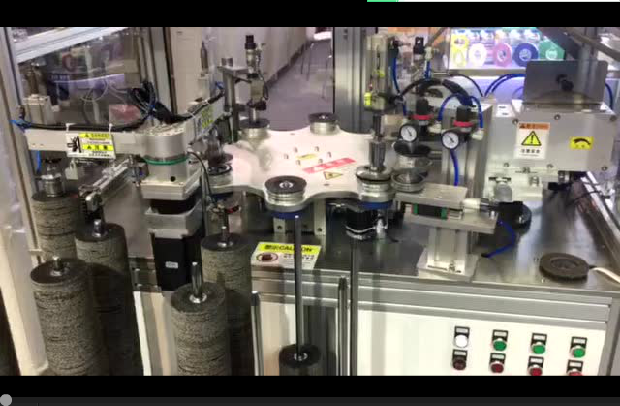 鄭州豐宏機(jī)械上海五金展現(xiàn)場備膠貼標(biāo)一體機(jī)視頻展示